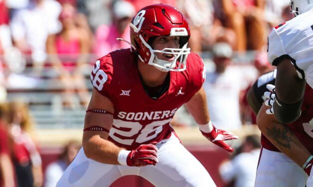 Walter Camp winners: Longhorns Ewers & Sooners Stutsman  