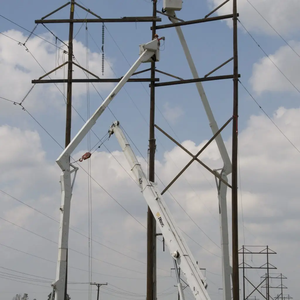 FEMA - 38805 - Utility crews working on power lines